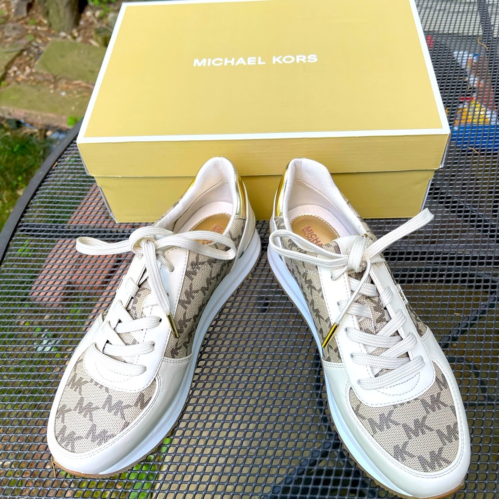NWT MICHAEL KORS Women’s Monique Trainer Lace Up Sneakers Natural Logo Size 7.5